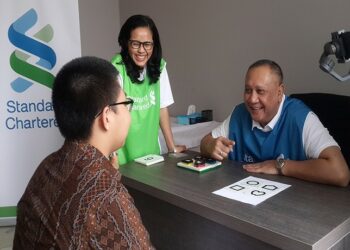 Standard Chartered Indonesia Gelar Kesehatan Mata di YPAC