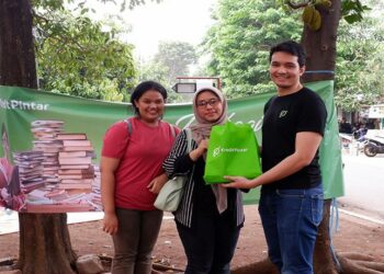 Kredit Pintar dan  Komunitas Jendela Bagikan Buku Bagi Anak