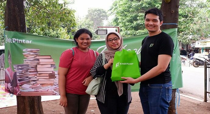 Kredit Pintar dan  Komunitas Jendela Bagikan Buku Bagi Anak