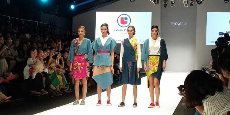 9 Desainer Muda Lasalle College Tampil Rancangan Unik di JFW 2018