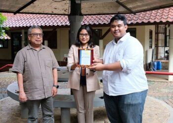 Charging Outlet Dari Tenaga Surya Dari UI