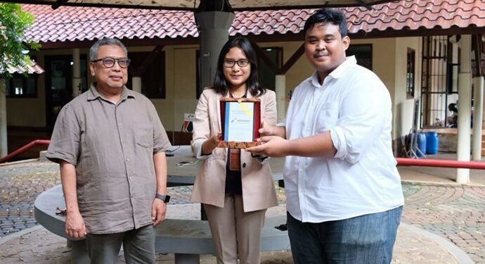 Charging Outlet Dari Tenaga Surya Dari UI