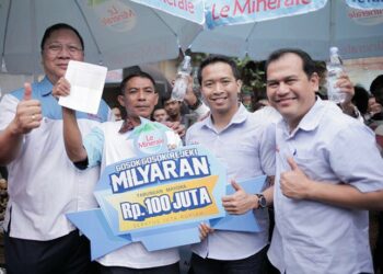 Le Minerale Apresiasi Pedagang Dengan Hadiah