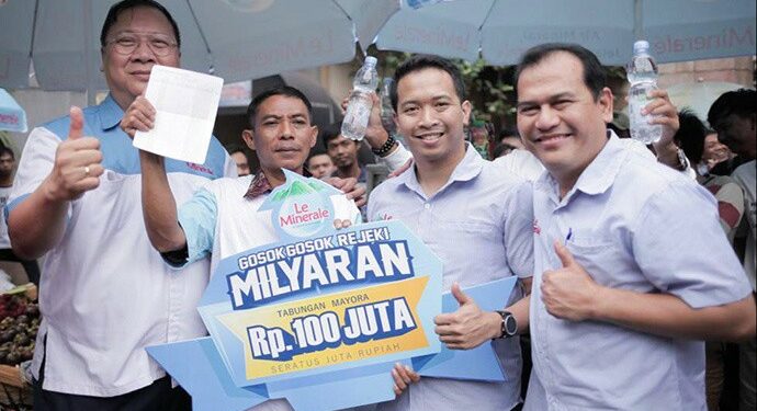 Le Minerale Apresiasi Pedagang Dengan Hadiah