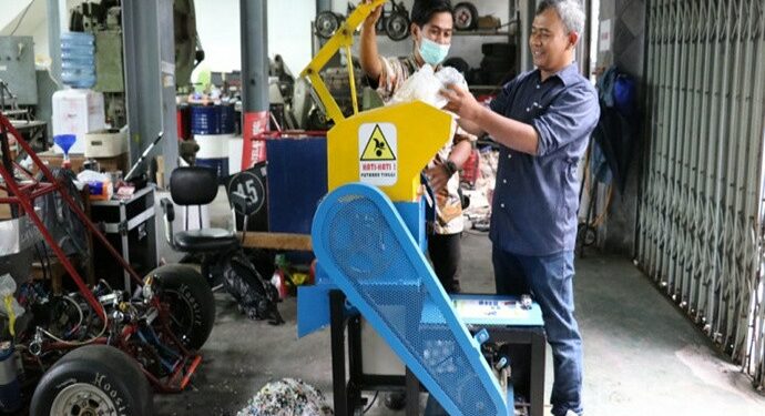 Atasi Sampah Plastik, UGM Ciptakan Mesin Pencacah Plastik Kresek