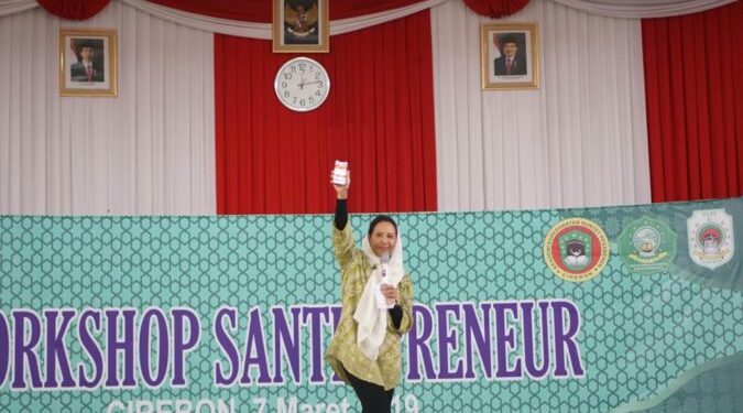 Menteri Rini Soemarno Kenalkan LinkAja ke 1.500 Santri di Pondok Pesantren Buntet Cirebon
