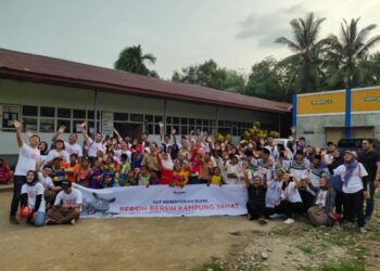 Meriahkan HUT ke-21 Kementerian BUMN Telkom Gelar Bersih-Bersih Kampung Sehat di Kalimantan Barat