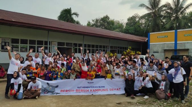 Meriahkan HUT ke-21 Kementerian BUMN Telkom Gelar Bersih-Bersih Kampung Sehat di Kalimantan Barat