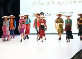Sarung Jadi Inspirasi Desain di Indonesia Fashion Week 2019