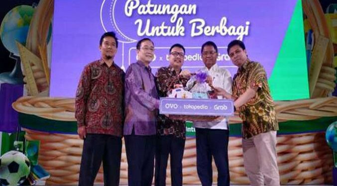 Kolaborasi OVO, Tokopedia, dan Grab Galang Donasi Digital