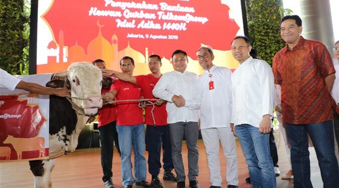 Keluarga Besar TelkomGroup Distribusikan 1.186 Hewan Kurban
