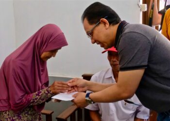 Direktur HCM Telkom Serahkan Kunci Bedah Rumah pada Program Telkom Peduli