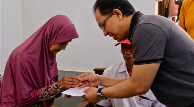 Direktur HCM Telkom Serahkan Kunci Bedah Rumah pada Program Telkom Peduli