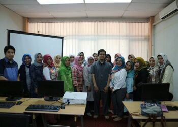 Telkom University Bantu Warga Desa Lengkong Manfaatkan Pemasaran Online