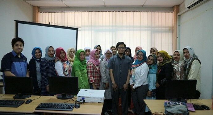 Telkom University Bantu Warga Desa Lengkong Manfaatkan Pemasaran Online