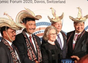 Chairman WEF Davos Kenakan Topi dan Kain Khas NTT