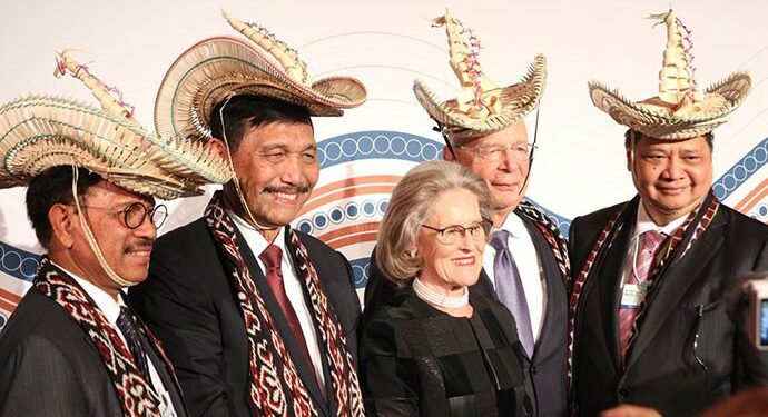 Chairman WEF Davos Kenakan Topi dan Kain Khas NTT