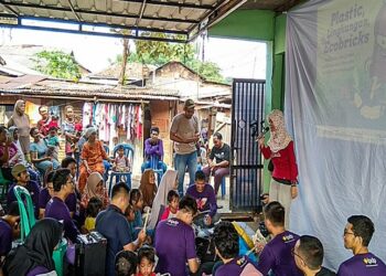 Mahasiswa LPDP Berikan Pelatihan Ecobrick ke Masyarakat