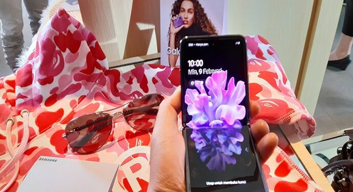 Samsung Galaxy Z Flip,  Ponsel Layar Lipat Penuh Ekspresi
