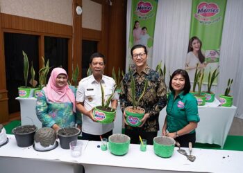 Program Merries Senyumkan Lingkungan : Ubah Popok Bekas Jadi Pot Tanaman