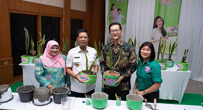 Program Merries Senyumkan Lingkungan : Ubah Popok Bekas Jadi Pot Tanaman