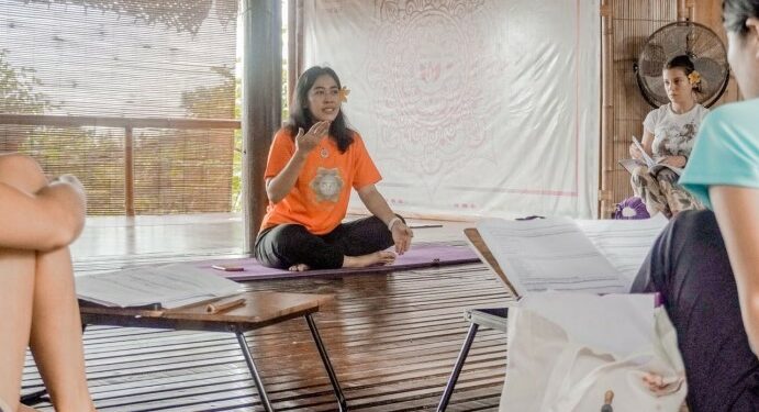 Ningrum Ambarsari : Memasyarakatkan Yoga Lewat Komunitas