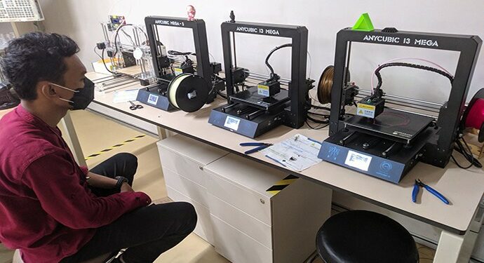 Sampoerna University Produksi Pelindung Wajah Dengan Teknologi 3D