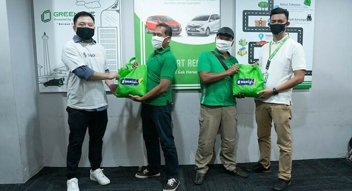 StickEarn dan Grab Berbagi Sembako Kepada Mitra Pengemudi
