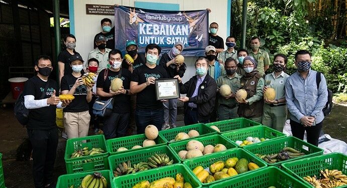 TaniHub Group Donasikan 1.500 Kilogram Pakan Satwa untuk TSI
