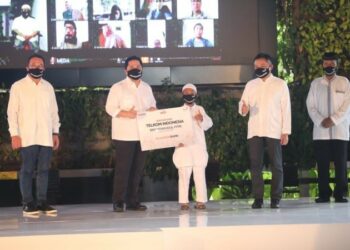 Menteri BUMN Bagikan 100.000 Paket Bantuan TelkomGroup Bagi Masyarakat Terdampak COVID-19 melalui Pemberdayaan 1.300 UMKM