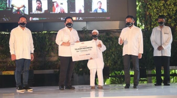 Menteri BUMN Bagikan 100.000 Paket Bantuan TelkomGroup Bagi Masyarakat Terdampak COVID-19 melalui Pemberdayaan 1.300 UMKM