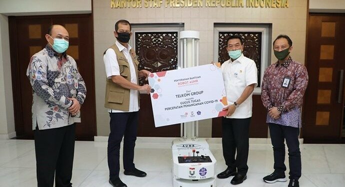 Telkom Serahkan Bantuan Robot Disinfeksi Kepada Gugus Tugas Covid-19