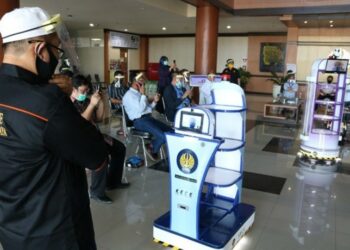 Robot KECE, Bisa Kirim Obat dan Putar Lagu untuk Pasien COVID-19