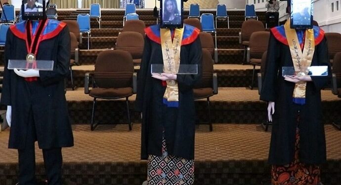 Robot Meriahkan Acara Wisudawa ke-159 Undip