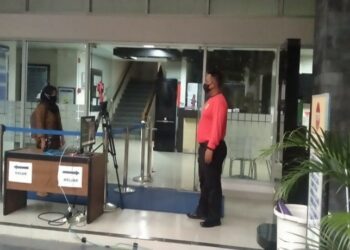 Alat Pengukur Suhu Tubuh Dan Pemindai Wajah Jarak Jauh