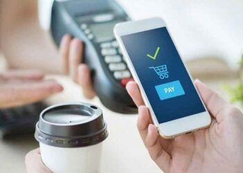 transaksi traveling dengan smartphone