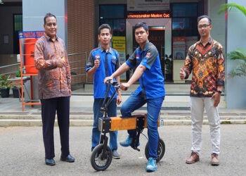 sepeda listrik dengan rangka komposit bambu.