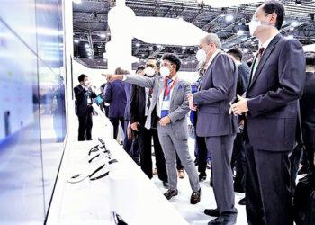 Menkominfo mengunjungi booth Huawei di venue MWC