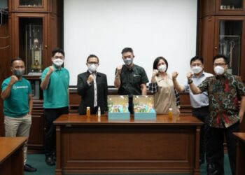 Guna memperluas jangkauan distribusi dan pemasaran produk dengan digital awareness di dunia online, PT Mustika Ratu Tbk menggandeng perusahaan e-commerce B2B GudangAda. Melalui kerja sama ini, Mustika Ratu yang telah memiliki merek dagang terdaftar dan melakukan pemasaran di platform GudangAda berhak mendapat status Official Store. Mustika Ratu dapat mengoptimalkan dukungan teknologi milik GudangAda yang telah menghubungkan lebih dari 750.000 pengguna, khususnya pelaku UMKM di lebih dari 500 kota di Indonesia. Presiden Direktur Mustika Ratu, Bingar Egidius Situmorang mengatakan, perkembangan e-commerce yang sangat pesat di Indonesia membuat pihaknya yakin mampu mengembangkan bisnis yang akan menguntungkan pelanggan. Kerja sama ini diharapkan mampu menghadirkan kemudahan bagi pelanggan untuk memperoleh berbagai produk Mustika Ratu dengan cepat melalui online channel dengan harga yang bersaing dan transparan. “Dengan adanya kerja sama Mustika Ratu dengan GudangAda ini diharapkan produk-produk kami dapat terdistribusi jauh lebih merata dan lebih luas di banyak toko di Indonesia, sehingga akan jauh lebih mudah didapatkan oleh konsumen Indonesia,“ ujar Bingar, dalam keterangan pers dikutip Jumat (25/3). Dengan teknologi yang dimiliki GudangAda, berbelanja kebutuhan produk Mustika Ratu menjadi lebih cepat, aman, dan mudah sehingga turut membantu Usaha Kecil Menengah (UKM) serta kebutuhan pasar akan pemenuhan dalam jumlah besar. Platform dan ekosistem digital semakin berkembang dan menjamur dengan diferensiasi yang dimiliki masing-masing. Mustika Ratu akan terus menjalin sinergi dan kemitraan strategis dalam rangka memperluas jaringan distribusi baik di Indonesia maupun global. “Harapan kami kolaborasi ini bisa mendorong distribusi produk Mustika Ratu lebih luas sebagai merek ternama dan berkualitas ke seluruh kota di Indonesia. Kerja sama dengan Mustika Ratu merupakan komitmen berkelanjutan GudangAda untuk menghadirkan solusi satu atap bagi seluruh pemain rantai pasok. Sebagai produsen, Mustika Ratu bisa memanfaatkan marketplace GudangAda untuk memperluas jangkauan pasar, bahkan hingga ke kota tier 3 di mana layanan GudangAda sudah hadir,” pungkas Chief Commercial Officer Gudang Ada, Budianto Hariadi.