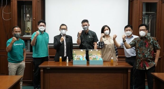 Guna memperluas jangkauan distribusi dan pemasaran produk dengan digital awareness di dunia online, PT Mustika Ratu Tbk menggandeng perusahaan e-commerce B2B GudangAda. Melalui kerja sama ini, Mustika Ratu yang telah memiliki merek dagang terdaftar dan melakukan pemasaran di platform GudangAda berhak mendapat status Official Store. Mustika Ratu dapat mengoptimalkan dukungan teknologi milik GudangAda yang telah menghubungkan lebih dari 750.000 pengguna, khususnya pelaku UMKM di lebih dari 500 kota di Indonesia. Presiden Direktur Mustika Ratu, Bingar Egidius Situmorang mengatakan, perkembangan e-commerce yang sangat pesat di Indonesia membuat pihaknya yakin mampu mengembangkan bisnis yang akan menguntungkan pelanggan. Kerja sama ini diharapkan mampu menghadirkan kemudahan bagi pelanggan untuk memperoleh berbagai produk Mustika Ratu dengan cepat melalui online channel dengan harga yang bersaing dan transparan. “Dengan adanya kerja sama Mustika Ratu dengan GudangAda ini diharapkan produk-produk kami dapat terdistribusi jauh lebih merata dan lebih luas di banyak toko di Indonesia, sehingga akan jauh lebih mudah didapatkan oleh konsumen Indonesia,“ ujar Bingar, dalam keterangan pers dikutip Jumat (25/3). Dengan teknologi yang dimiliki GudangAda, berbelanja kebutuhan produk Mustika Ratu menjadi lebih cepat, aman, dan mudah sehingga turut membantu Usaha Kecil Menengah (UKM) serta kebutuhan pasar akan pemenuhan dalam jumlah besar. Platform dan ekosistem digital semakin berkembang dan menjamur dengan diferensiasi yang dimiliki masing-masing. Mustika Ratu akan terus menjalin sinergi dan kemitraan strategis dalam rangka memperluas jaringan distribusi baik di Indonesia maupun global. “Harapan kami kolaborasi ini bisa mendorong distribusi produk Mustika Ratu lebih luas sebagai merek ternama dan berkualitas ke seluruh kota di Indonesia. Kerja sama dengan Mustika Ratu merupakan komitmen berkelanjutan GudangAda untuk menghadirkan solusi satu atap bagi seluruh pemain rantai pasok. Sebagai produsen, Mustika Ratu bisa memanfaatkan marketplace GudangAda untuk memperluas jangkauan pasar, bahkan hingga ke kota tier 3 di mana layanan GudangAda sudah hadir,” pungkas Chief Commercial Officer Gudang Ada, Budianto Hariadi.