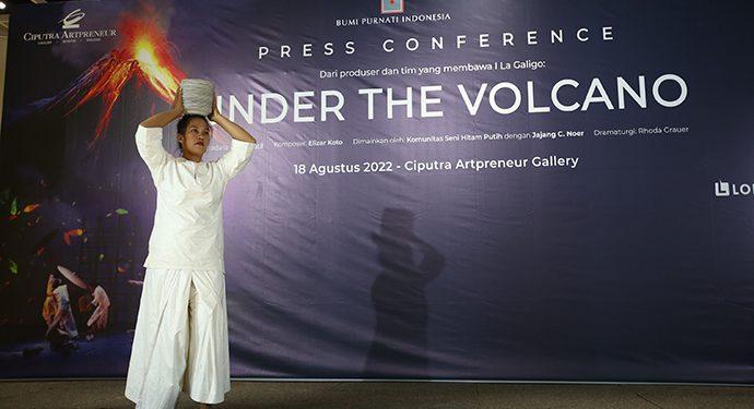 Pertunjukan teater Under the Volcano