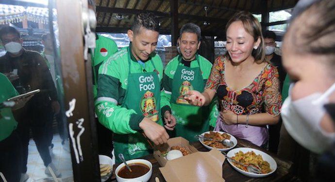 Sandiaga di Warung Nasi Ayam Bu Oki Bali