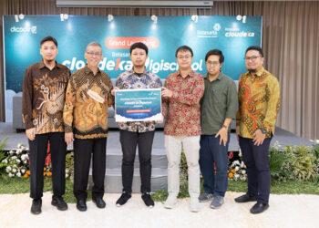 Penyerahan simbolis beasiswa Digischool Lintasarta.