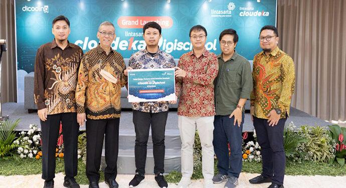 Penyerahan simbolis beasiswa Digischool Lintasarta.