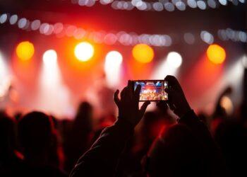 Menikmati Konser - Wise