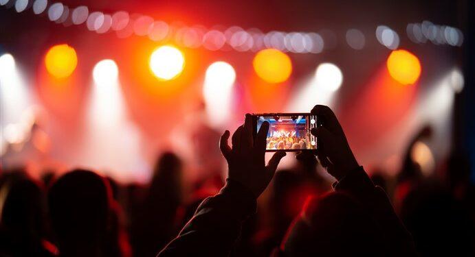 Menikmati Konser - Wise