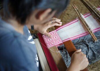 pembuatan tenun ikat Dayak Iban