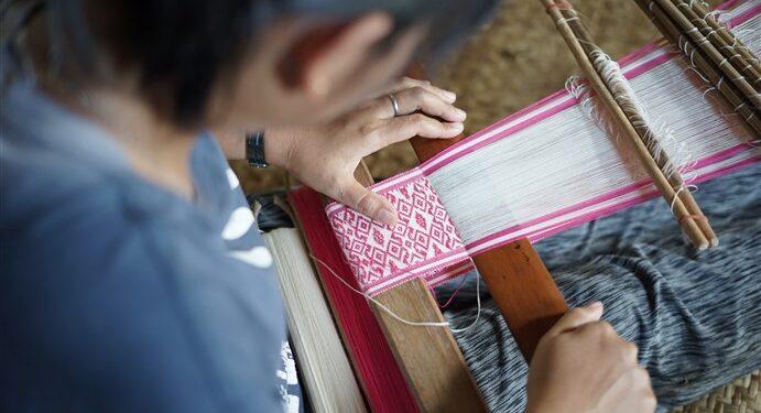 pembuatan tenun ikat Dayak Iban