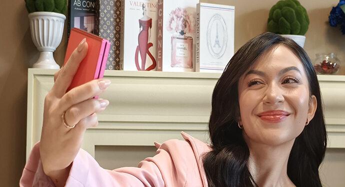 Ariel Tatum Gunakan Fitur AI Pada Galaxy Z Flip 7 Jadi Stylist Pribadi