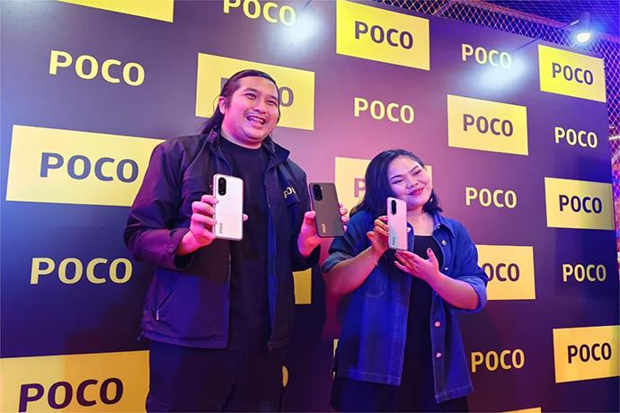 Product Marketing Manager POCO Indonesia Satryo Rachmat dan PR Manager POCO Indonesia Novita Krisutami pada peluncuran POCO M7. (Foto: stevywidia/youngster.id)